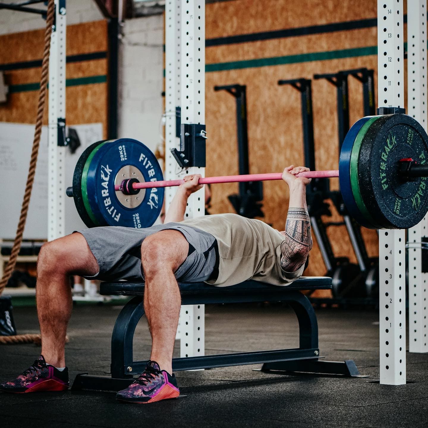 Développé couché barre ou haltères pour vous muscler ? FIT